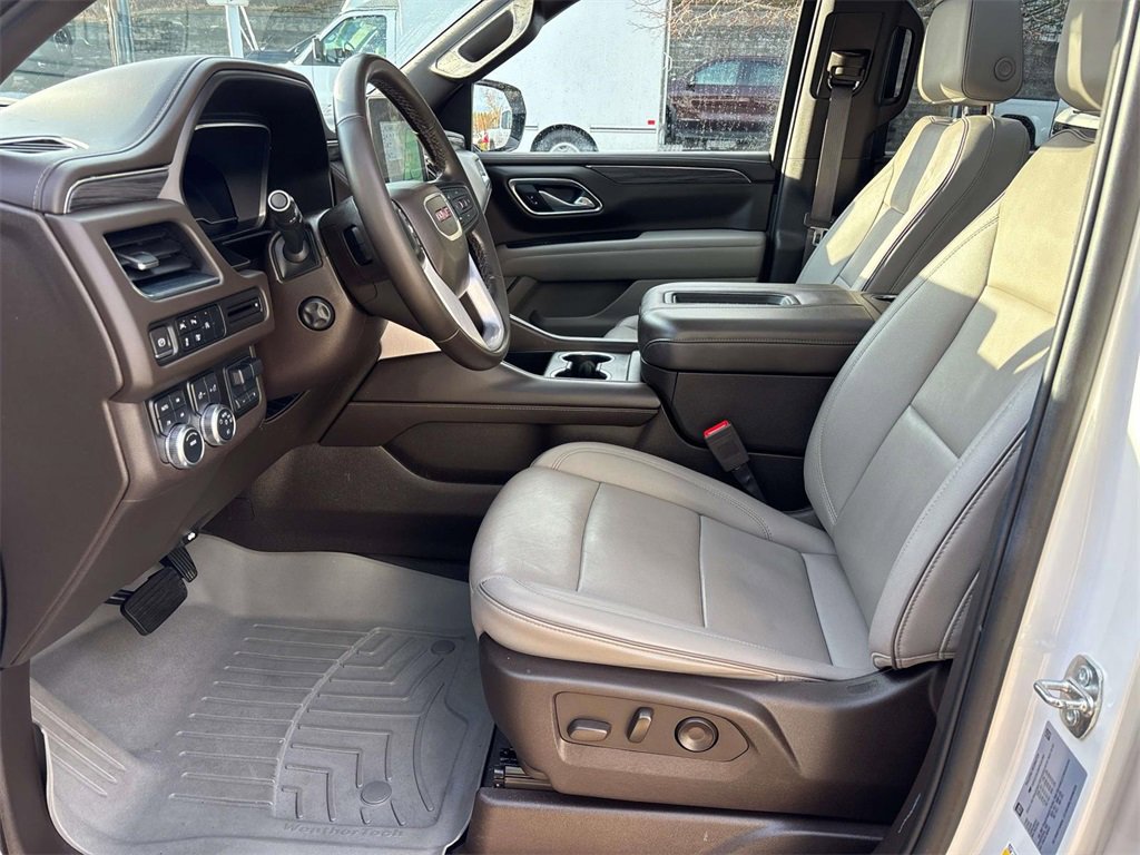 Used 2023 GMC Yukon XL SLT w/ SLT Luxury Package image 8