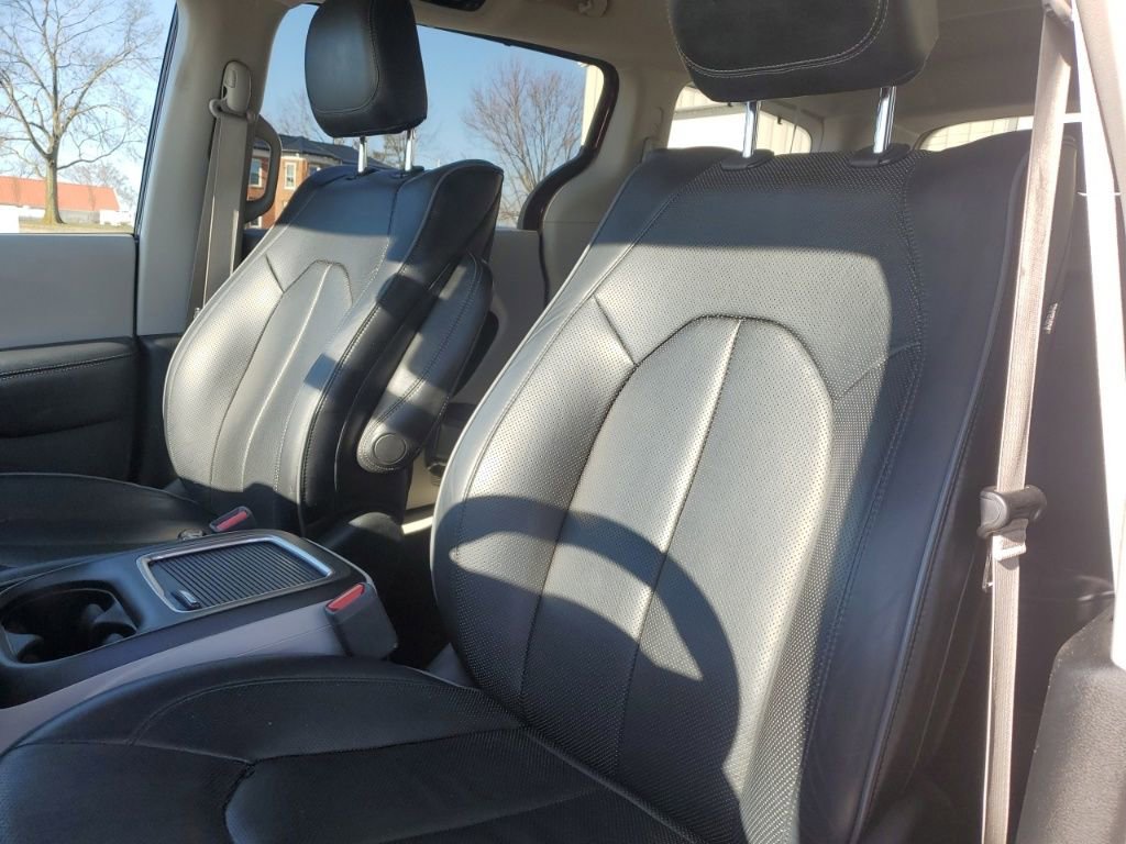 Used 2018 Chrysler Pacifica Limited image 30