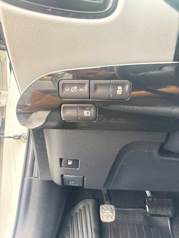 Used 2017 Toyota Prius Two FWD image 18