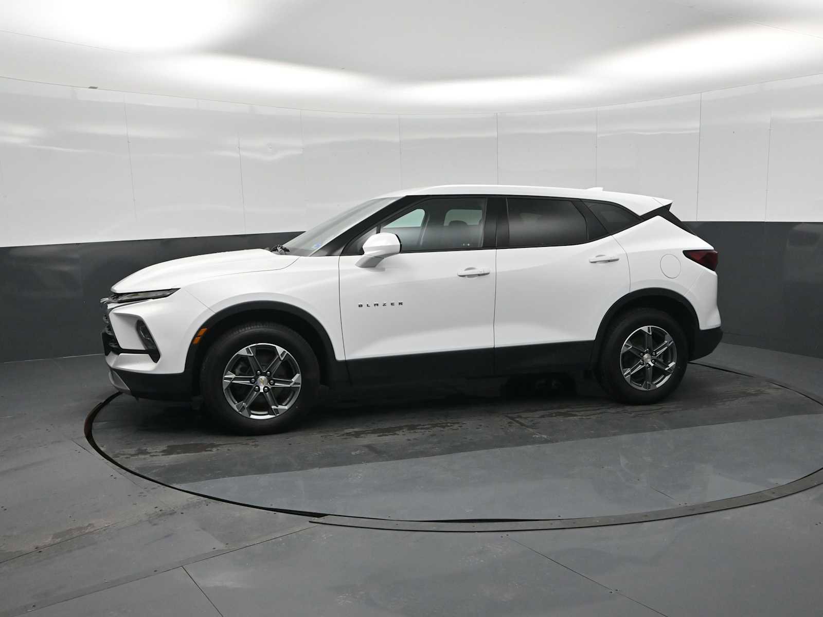 Used 2023 Chevrolet Blazer LT AWD/4WD image 2