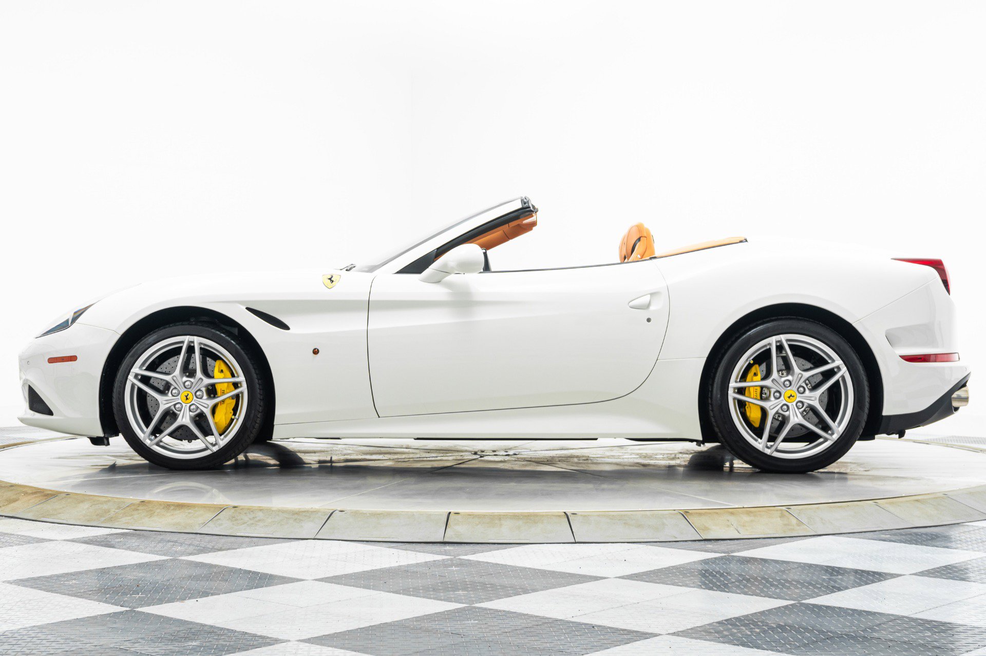 Used 2015 Ferrari California T image 6