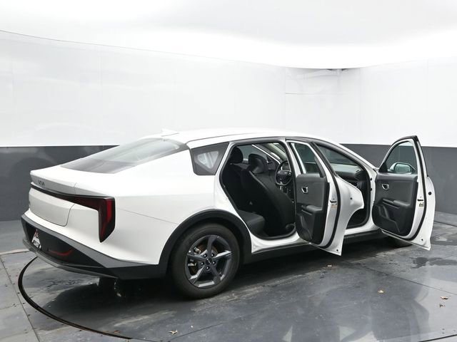 Used 2025 Kia K4 LXS image 55