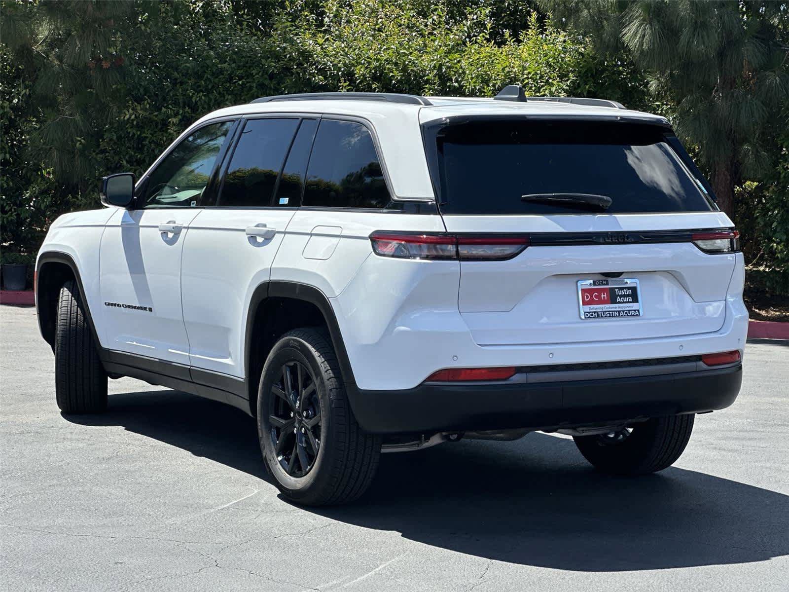 Used 2026 Jeep Grand Cherokee Altitude RWD image 5