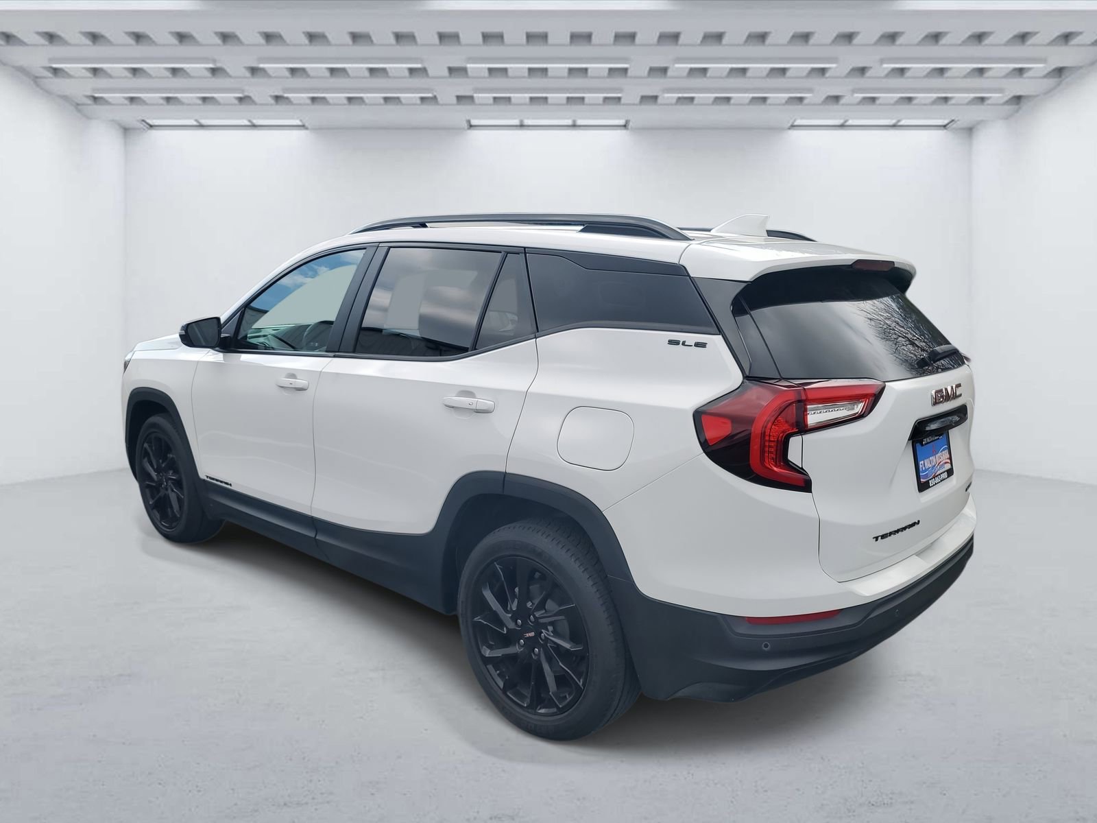 Used 2024 GMC Terrain SLE w/ Driver Convenience Package image 3