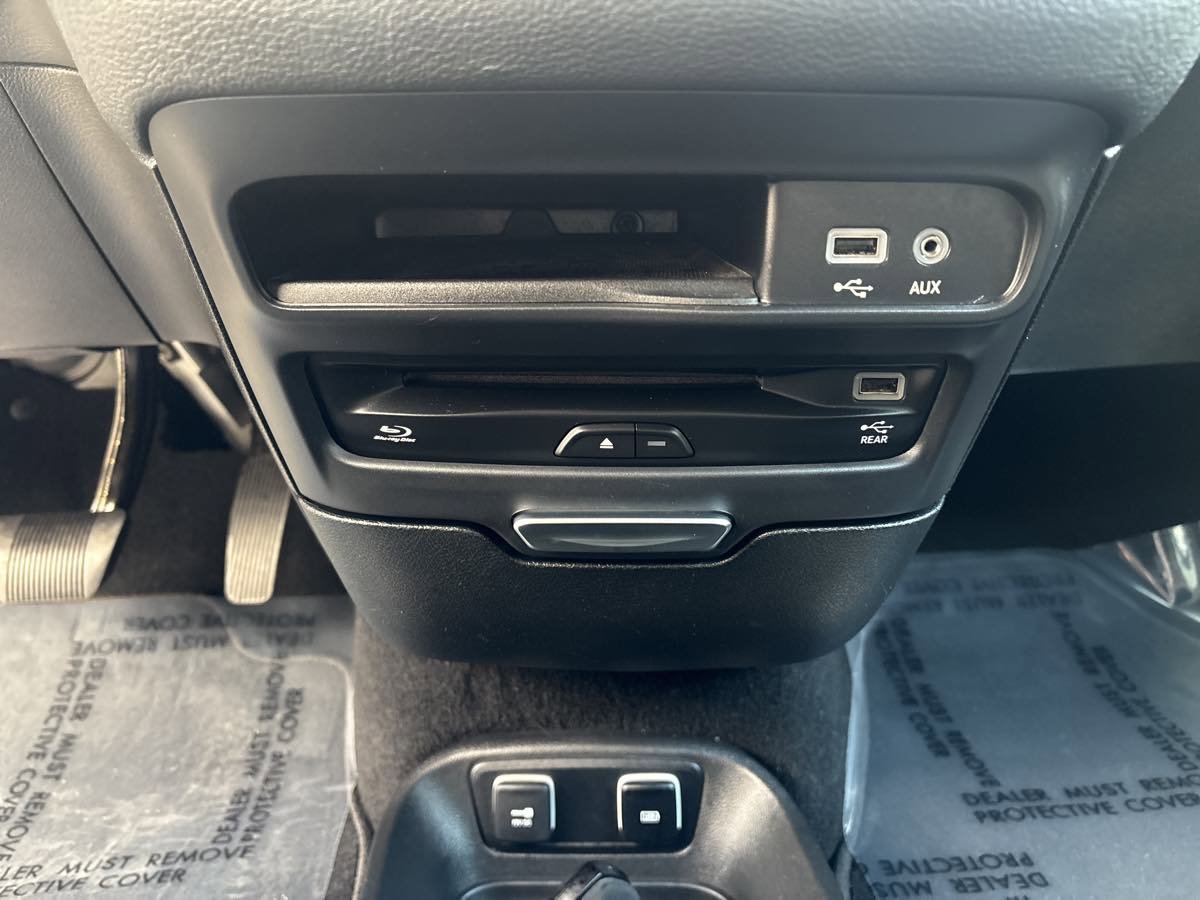Used 2019 Chrysler Pacifica Limited w/ Advanced Safetytec Group FWD image 31