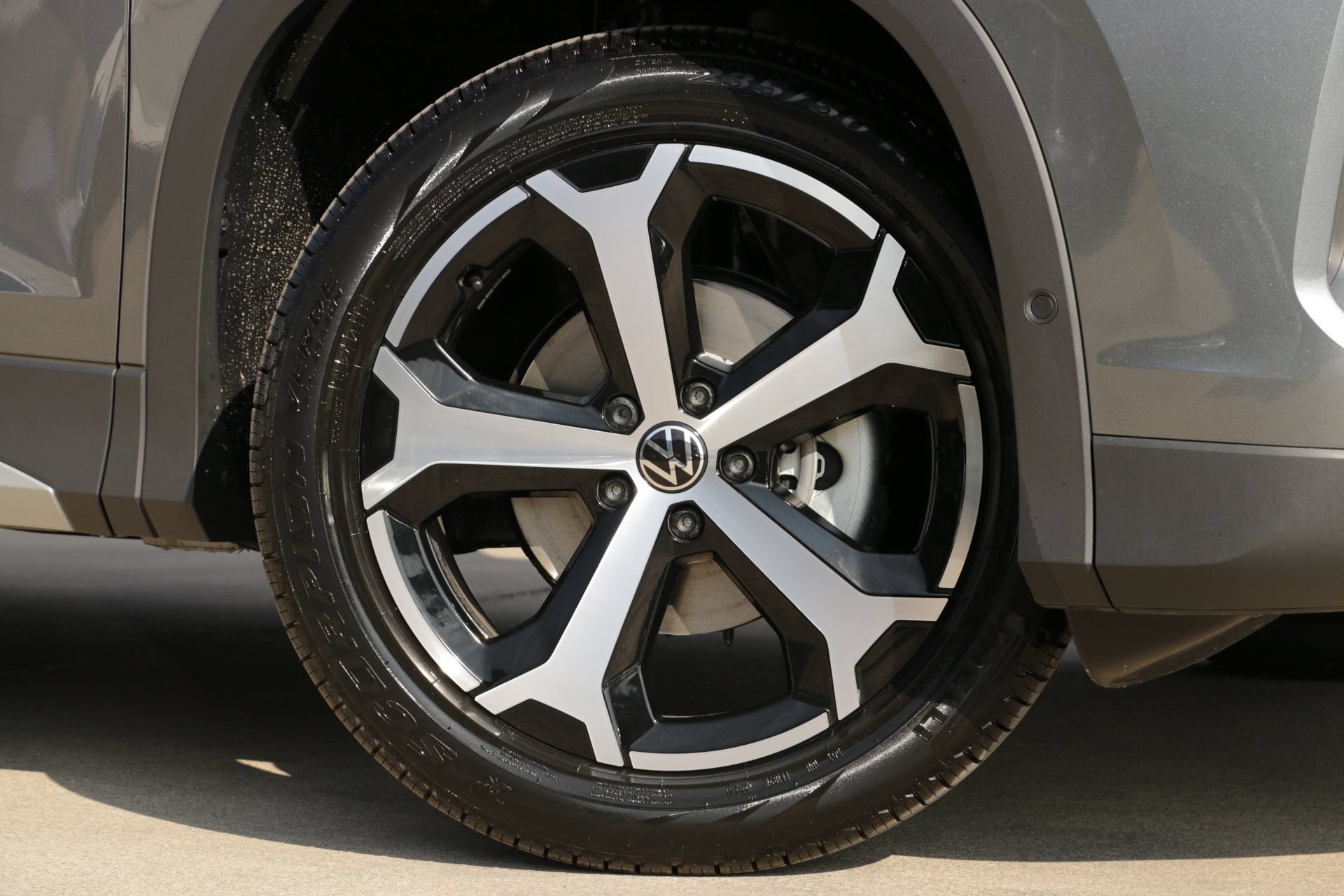 Certified 2026 Volkswagen Tiguan SE FWD image 2