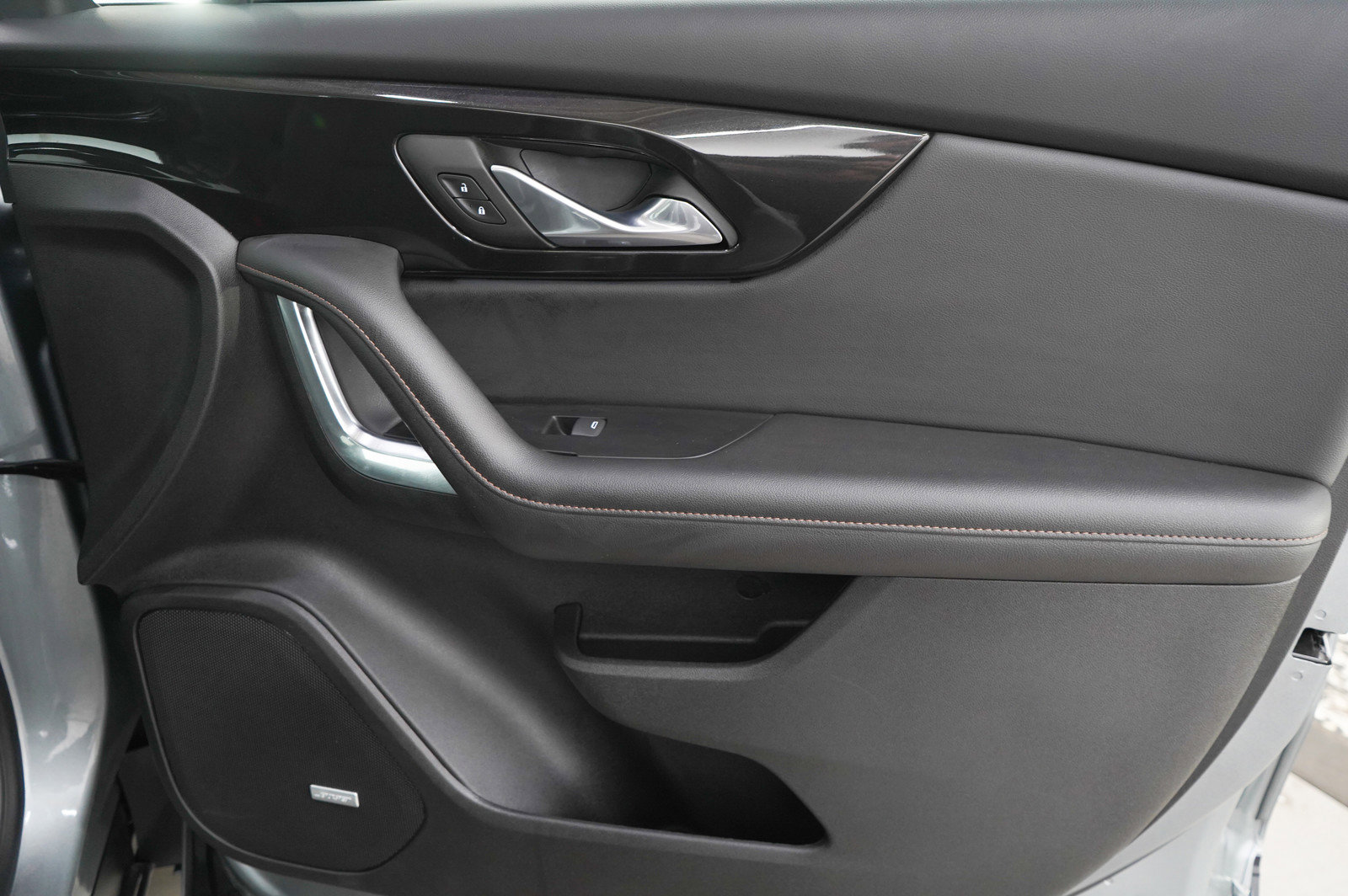 Used 2023 Chevrolet Blazer Premier w/ Driver Confidence II Package image 9