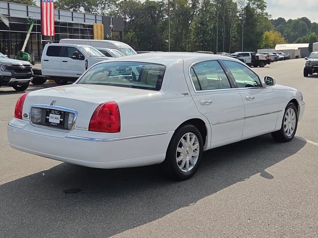 Used 2008 Lincoln Town Car Signature Limited RWD image 2