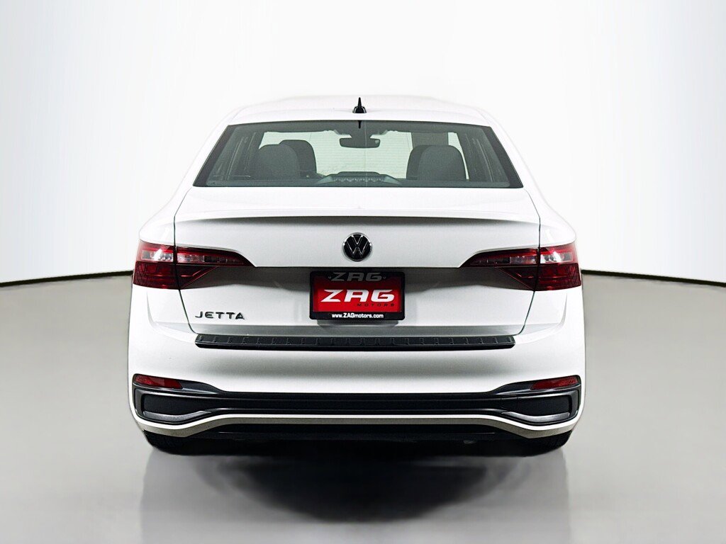 Used 2023 Volkswagen Jetta Sport image 4