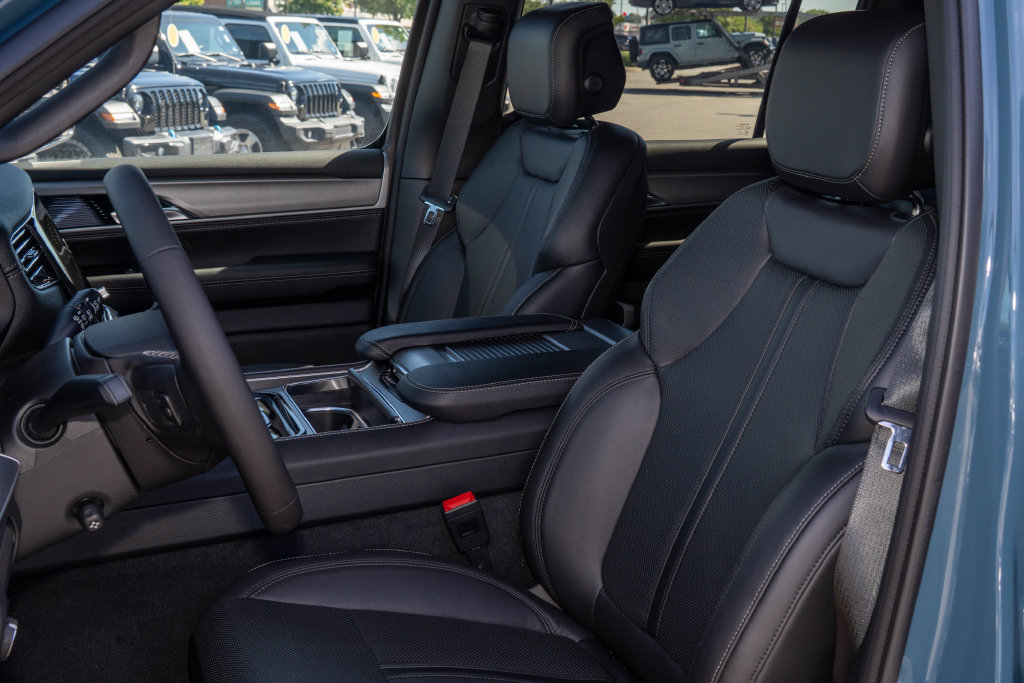 New 2026 Jeep Grand Wagoneer 4WD w/ Premium Group I image 16