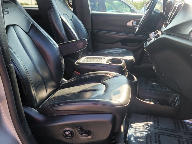 Used 2020 Chrysler Pacifica Touring-L Plus FWD image 4