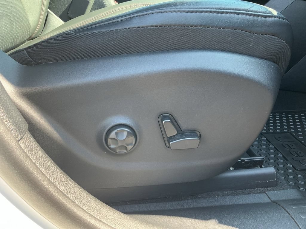 Used 2020 Jeep Cherokee Trailhawk AWD/4WD image 21
