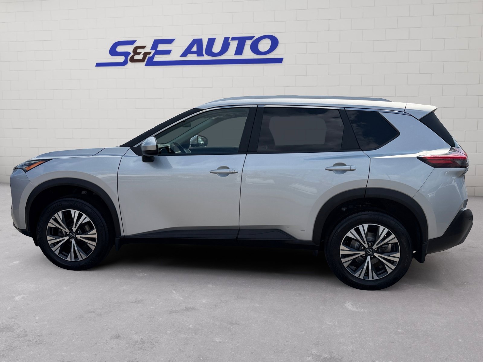 Used 2023 Nissan Rogue SV w/ SV Premium B Package AWD/4WD image 2