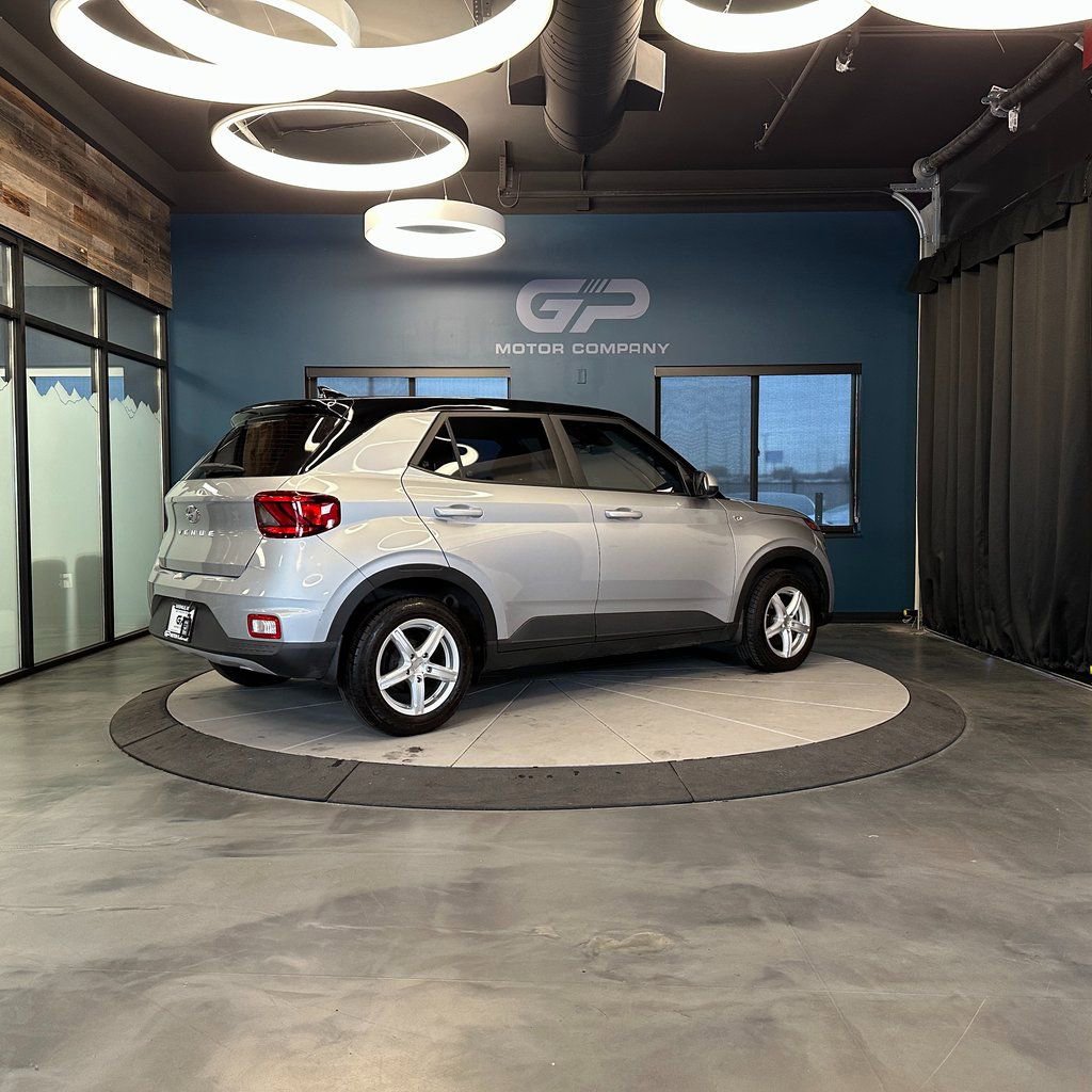 Used 2021 Hyundai Venue SE FWD image 3
