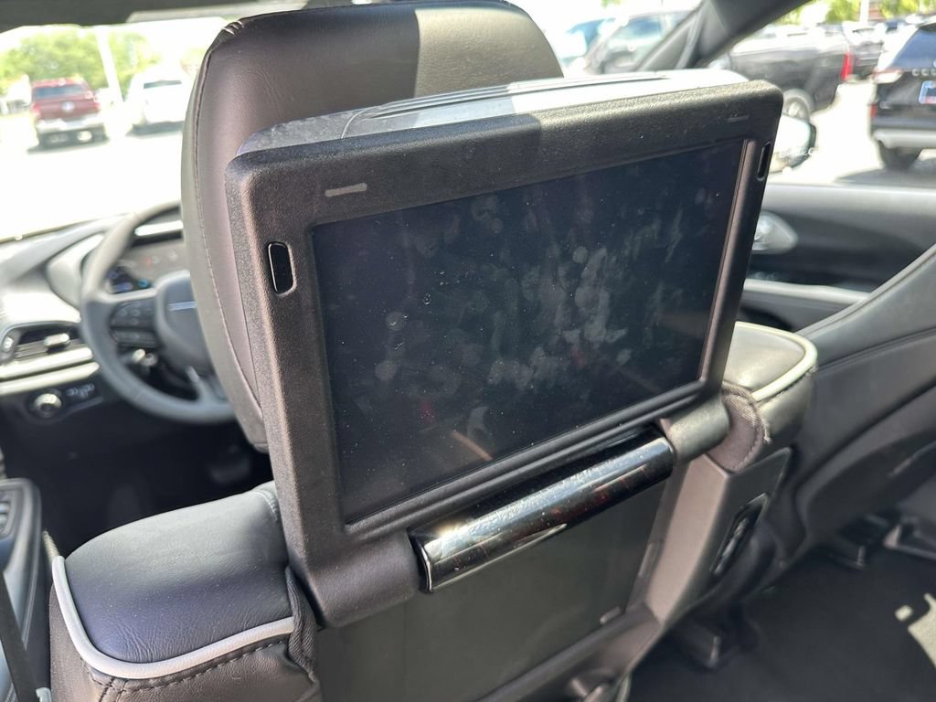 Used 2023 Chrysler Pacifica Limited w/ Uconnect Theater Family Group FWD image 15