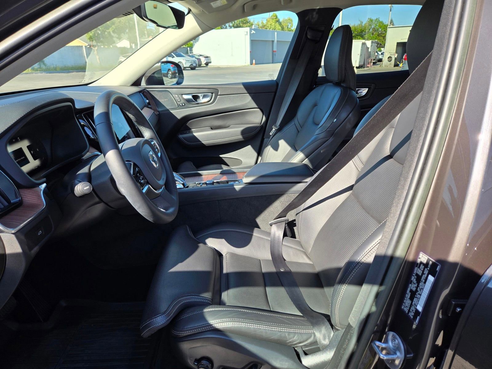 Certified 2023 Volvo XC60 B6 Ultimate w/ Protection Package Premier AWD/4WD image 12