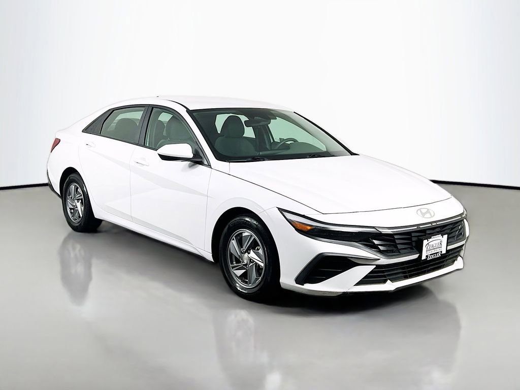 Used 2024 Hyundai Elantra SE FWD image 3
