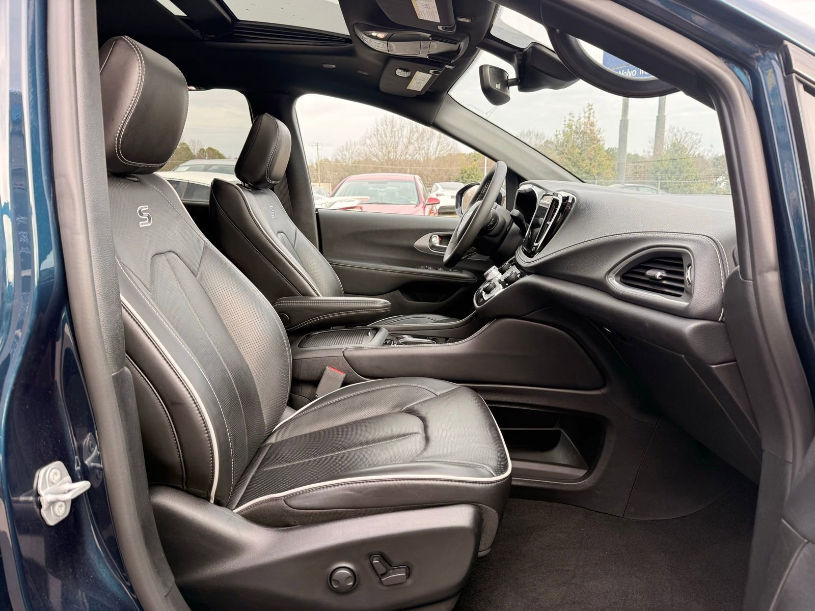 Used 2025 Chrysler Pacifica Limited image 25