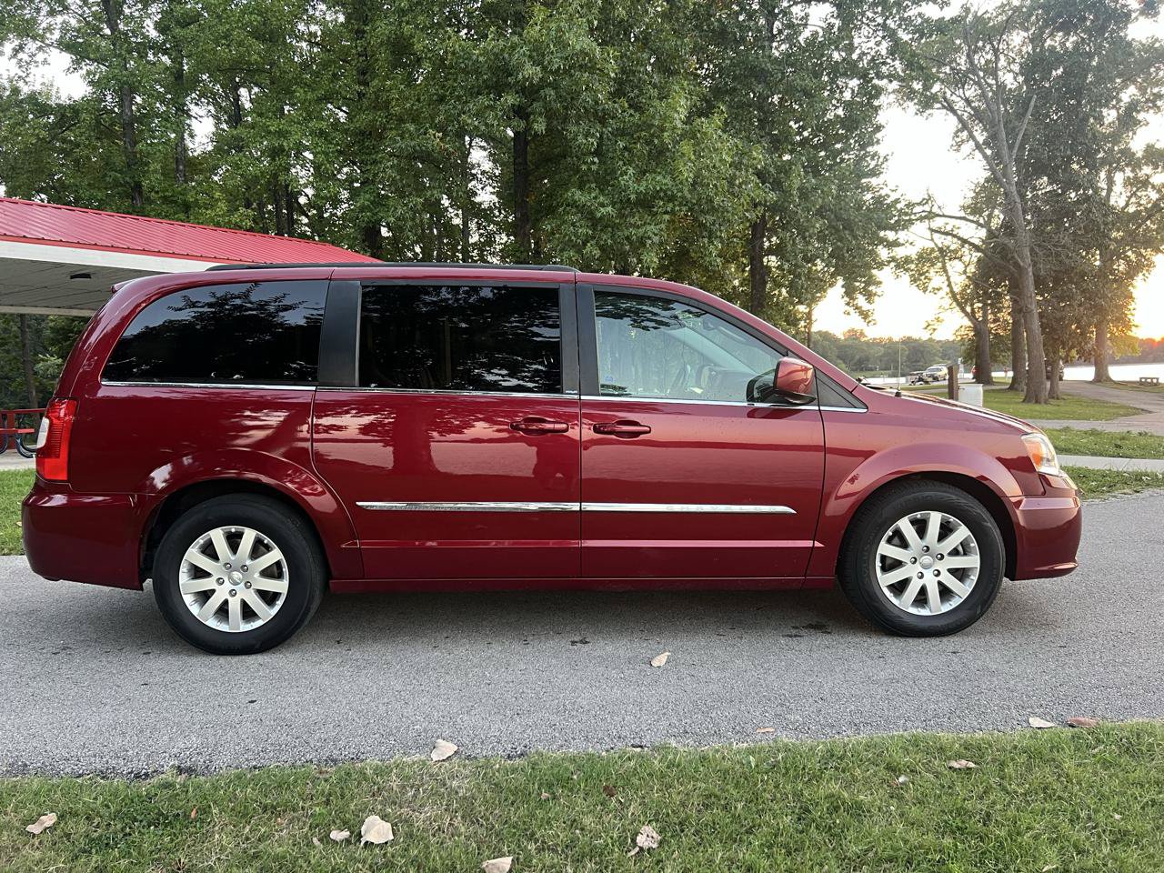 Used 2013 Chrysler Town & Country Touring FWD image 2