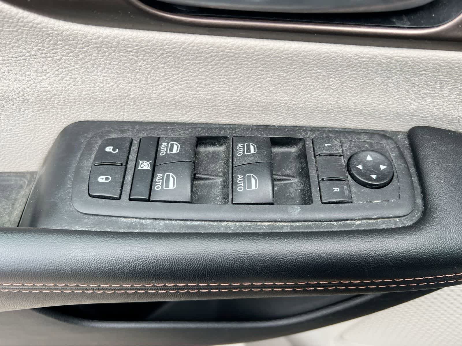 Used 2018 Chrysler Pacifica Touring-L Plus FWD image 17