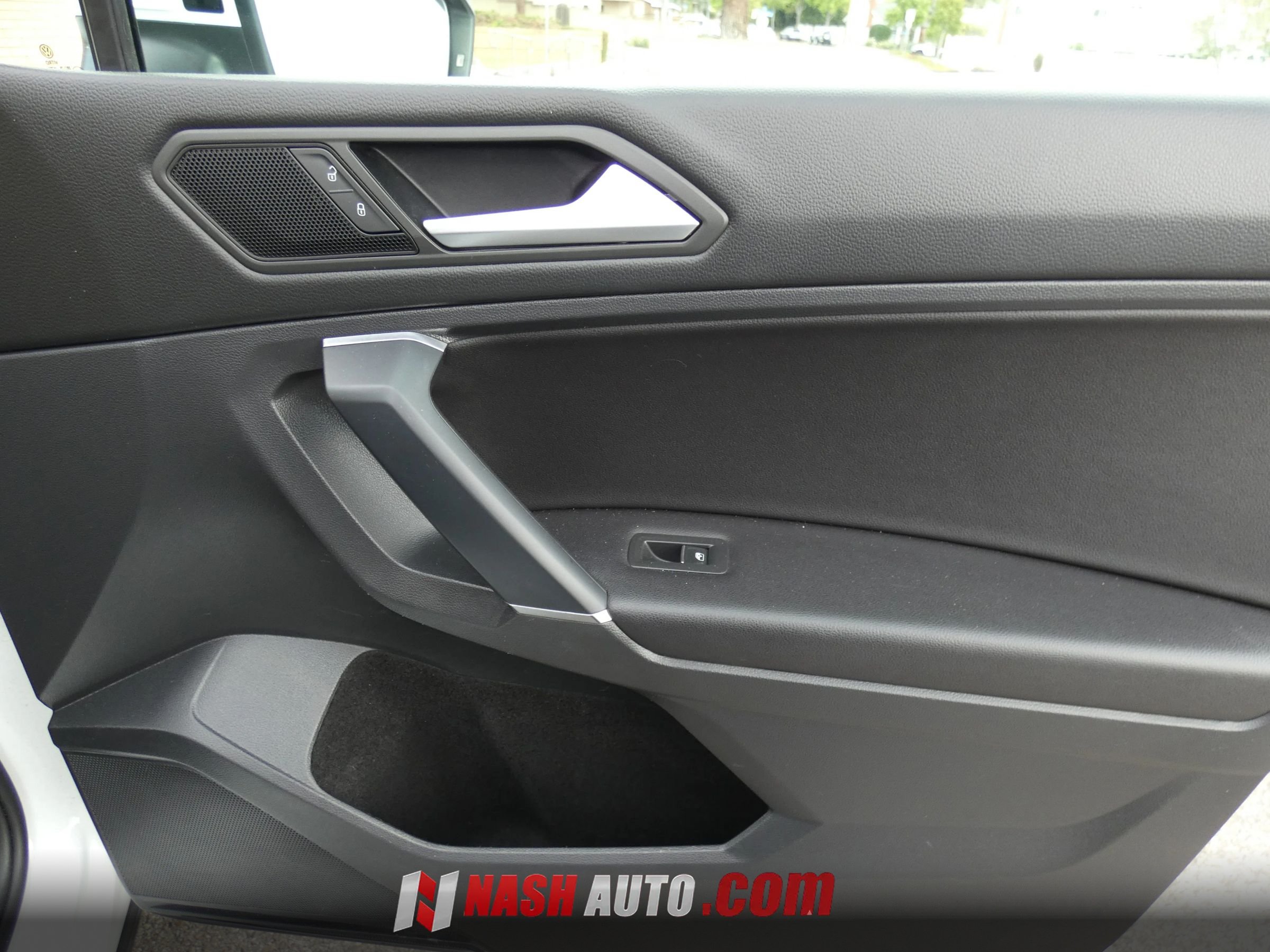Used 2020 Volkswagen Tiguan SE w/ Panoramic Sunroof Package FWD image 32