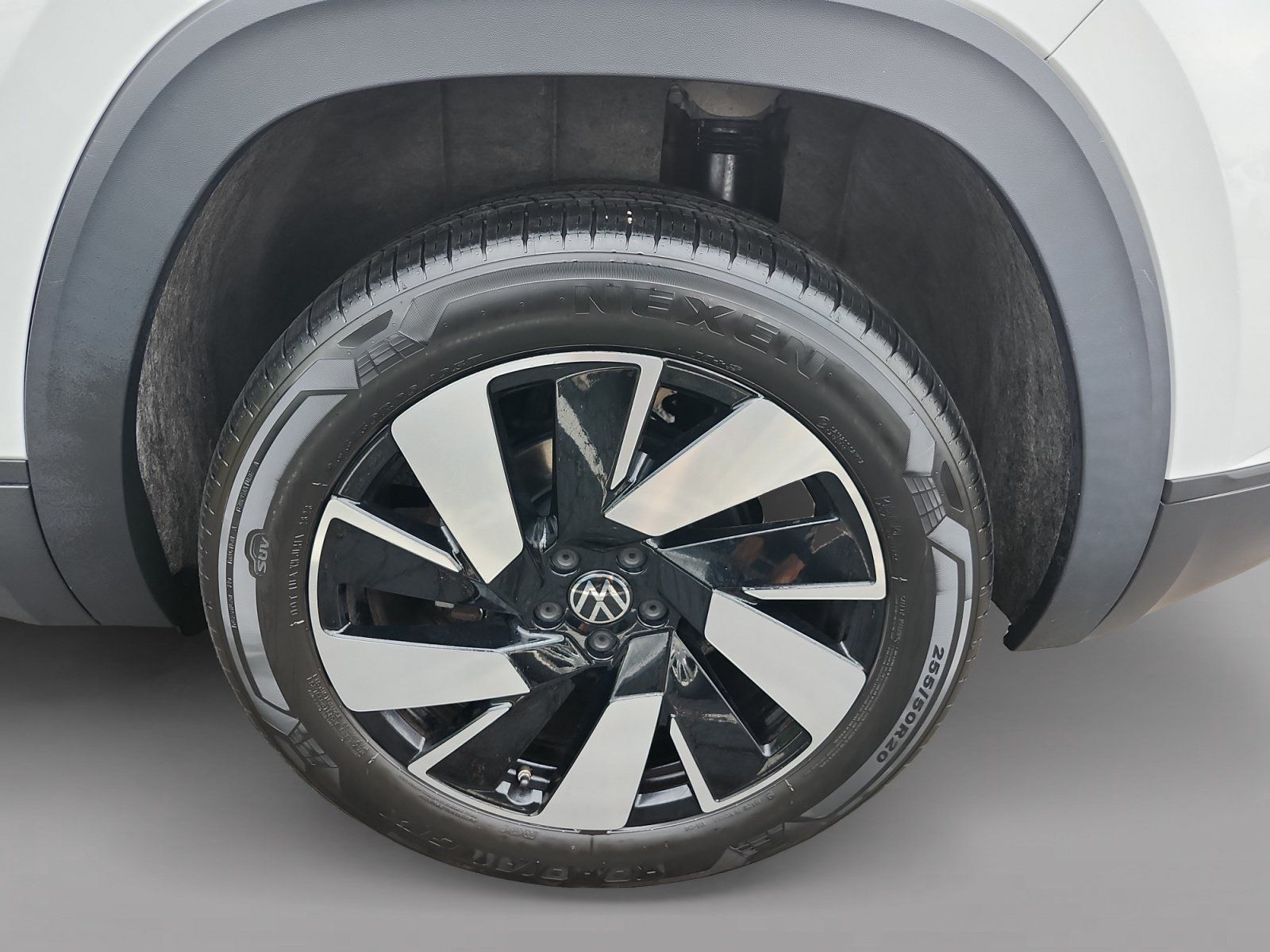 Used 2024 Volkswagen Atlas Cross Sport SE AWD/4WD image 16
