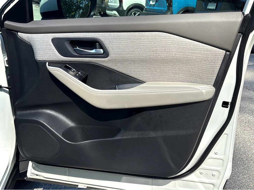 Certified 2023 Nissan Rogue SV FWD image 12