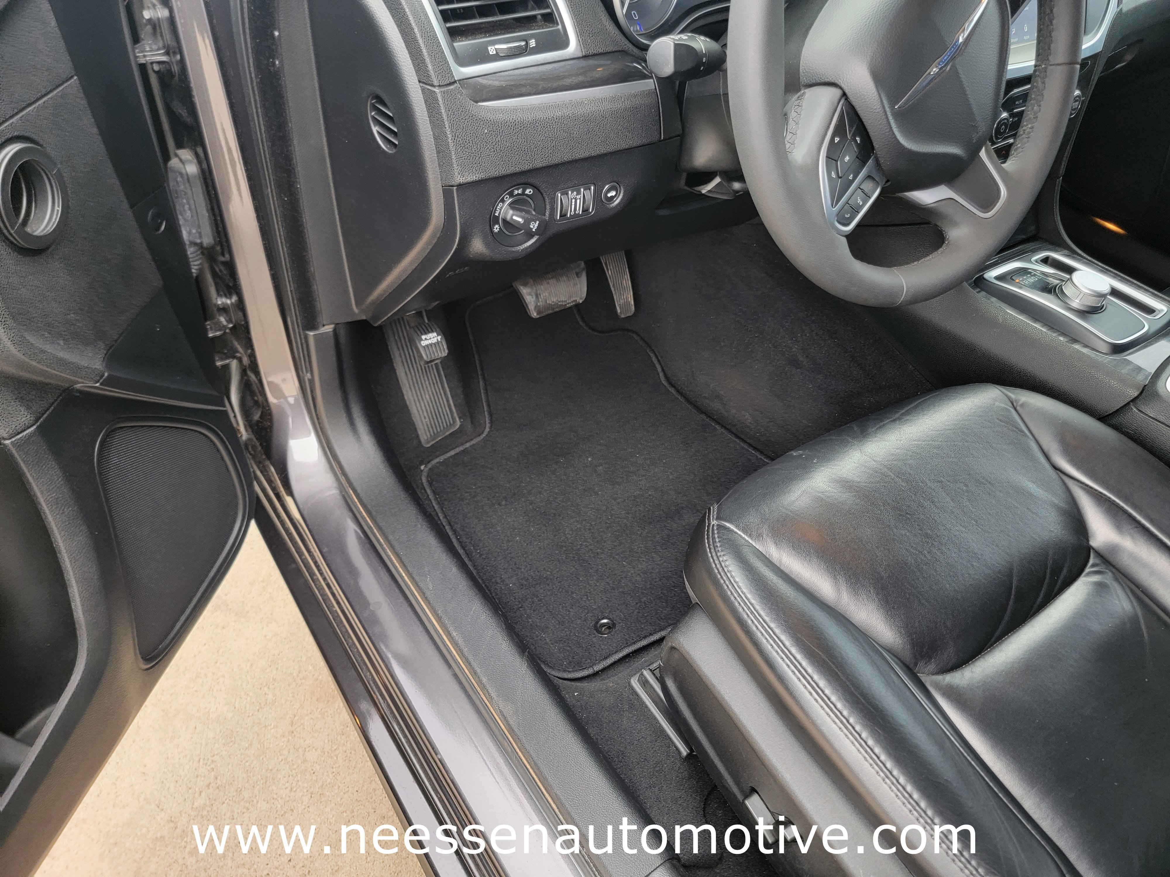 Used 2022 Chrysler 300 Touring L image 14