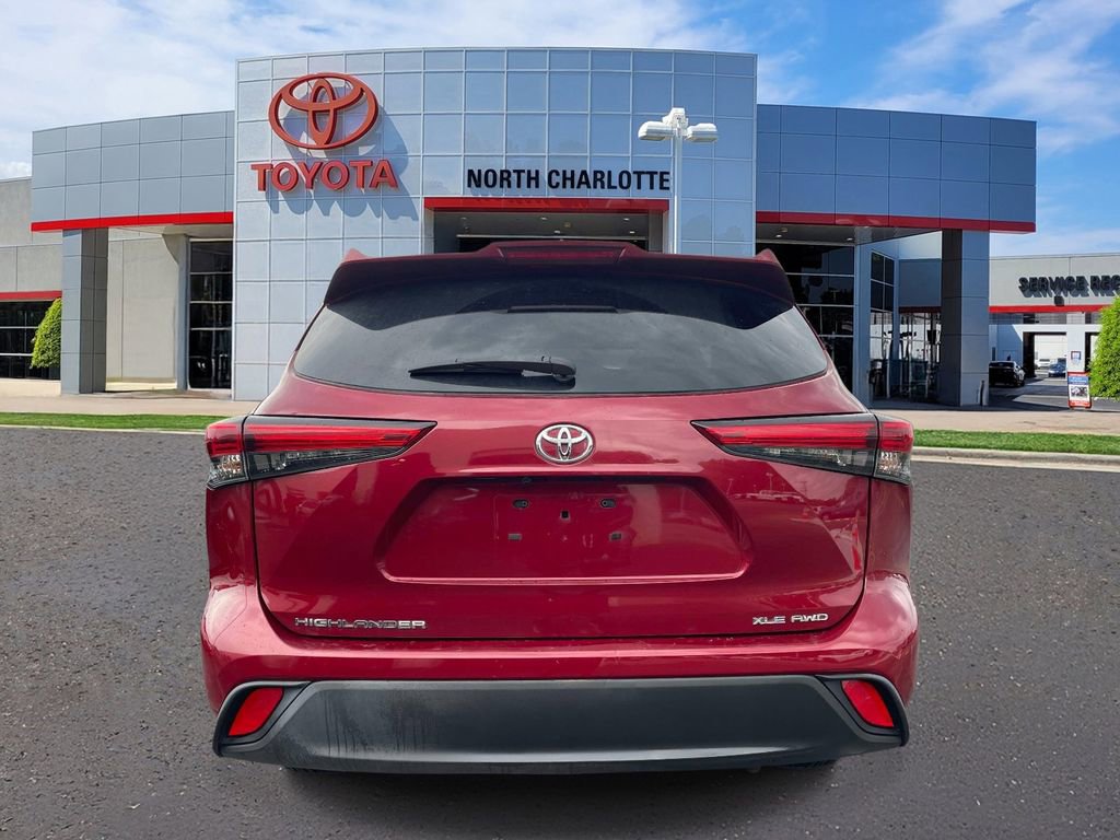 Used 2021 Toyota Highlander XLE AWD/4WD image 5