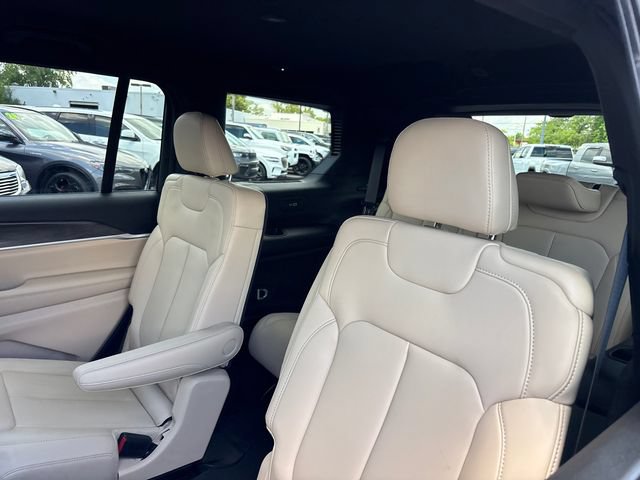 Used 2025 Jeep Grand Cherokee L Limited w/ Black Appearance Package AWD/4WD image 8