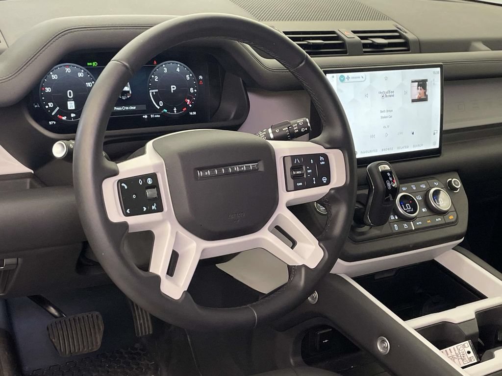 Used 2025 Land Rover Defender 90 X-Dynamic SE AWD/4WD image 4