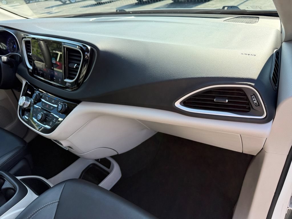 Used 2024 Chrysler Pacifica Touring-L FWD image 16