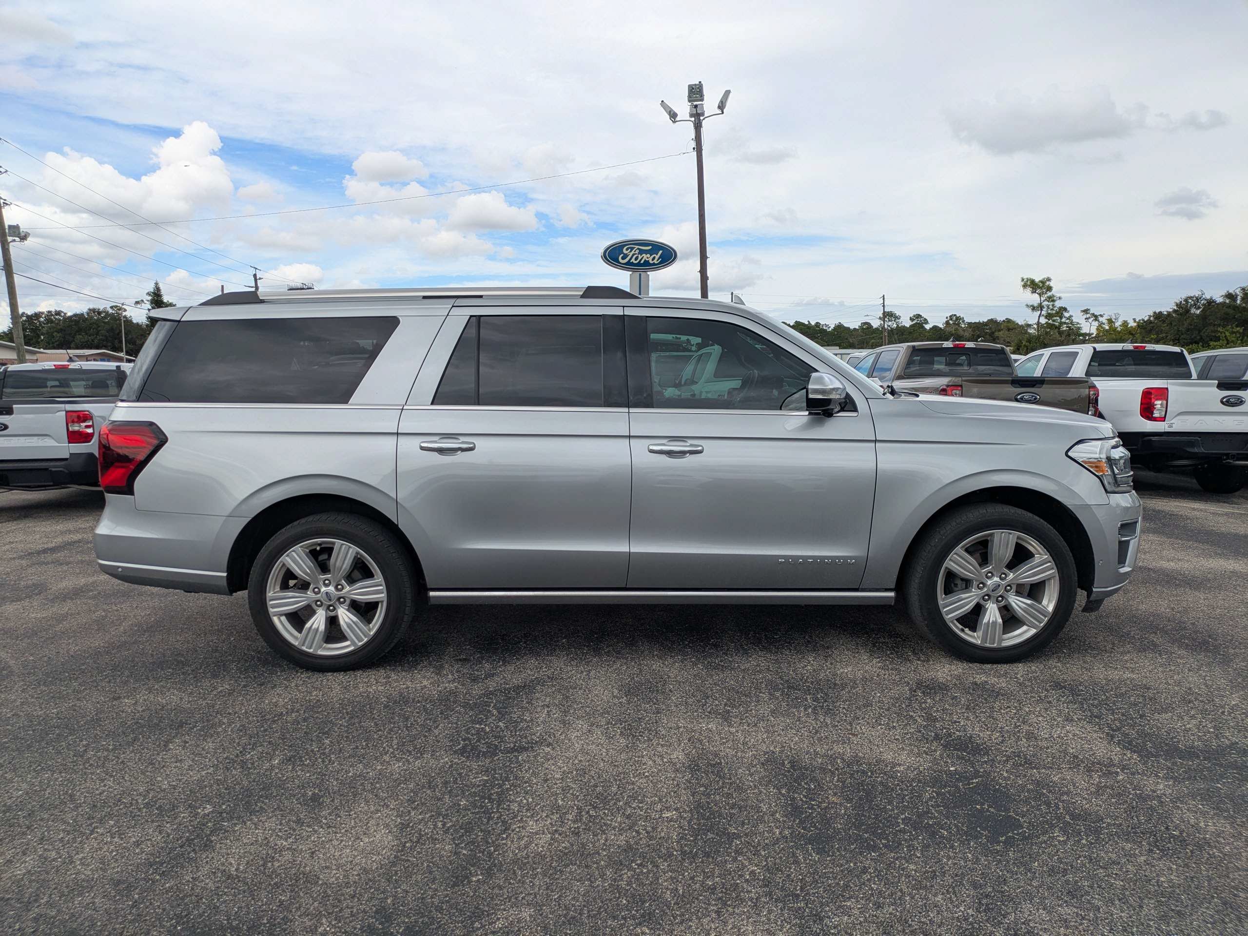 Used 2024 Ford Expedition Max Platinum AWD/4WD image 3
