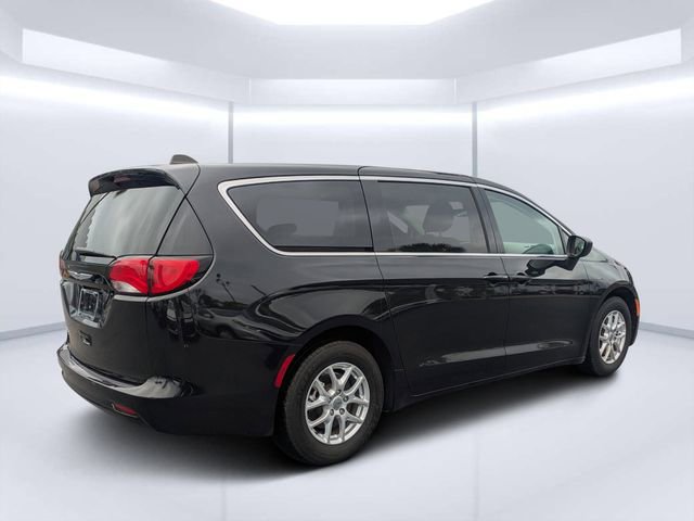 Used 2023 Chrysler Voyager LX FWD image 3