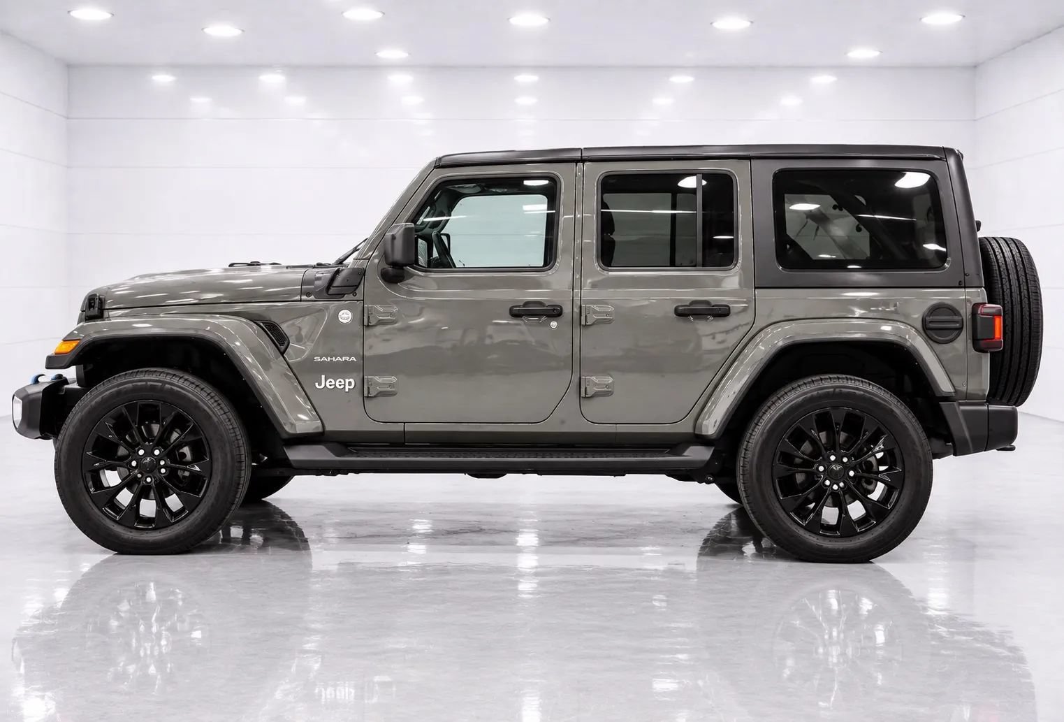 Used 2023 Jeep Wrangler Unlimited Sahara w/ Cold Weather Group AWD/4WD image 2