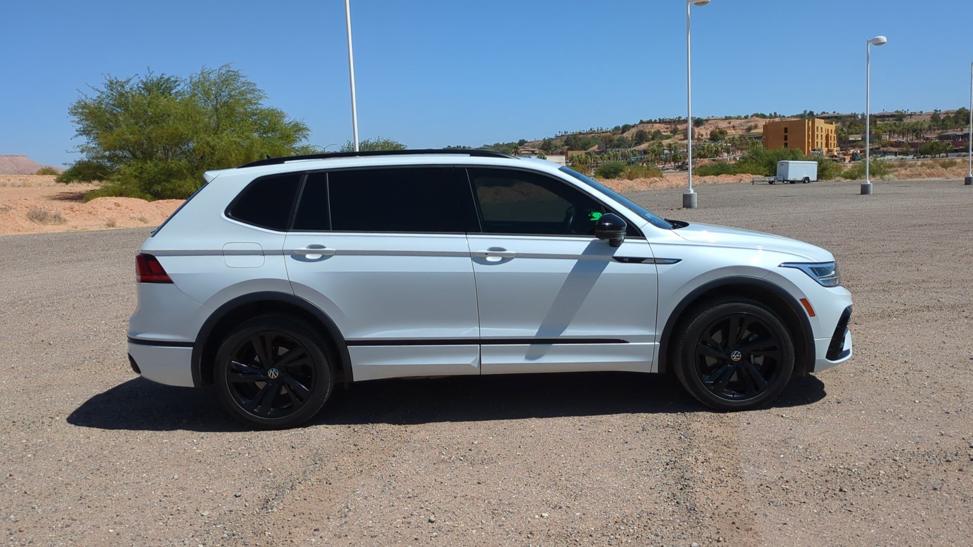 Used 2023 Volkswagen Tiguan SE R-Line AWD/4WD image 2