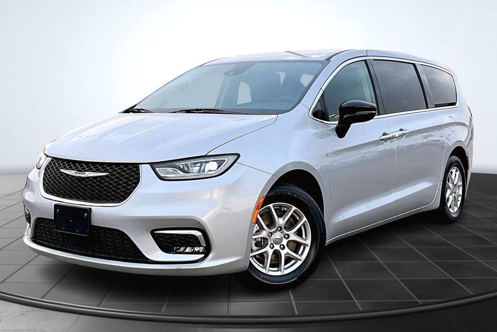 Used 2024 Chrysler Pacifica Touring-L image 12