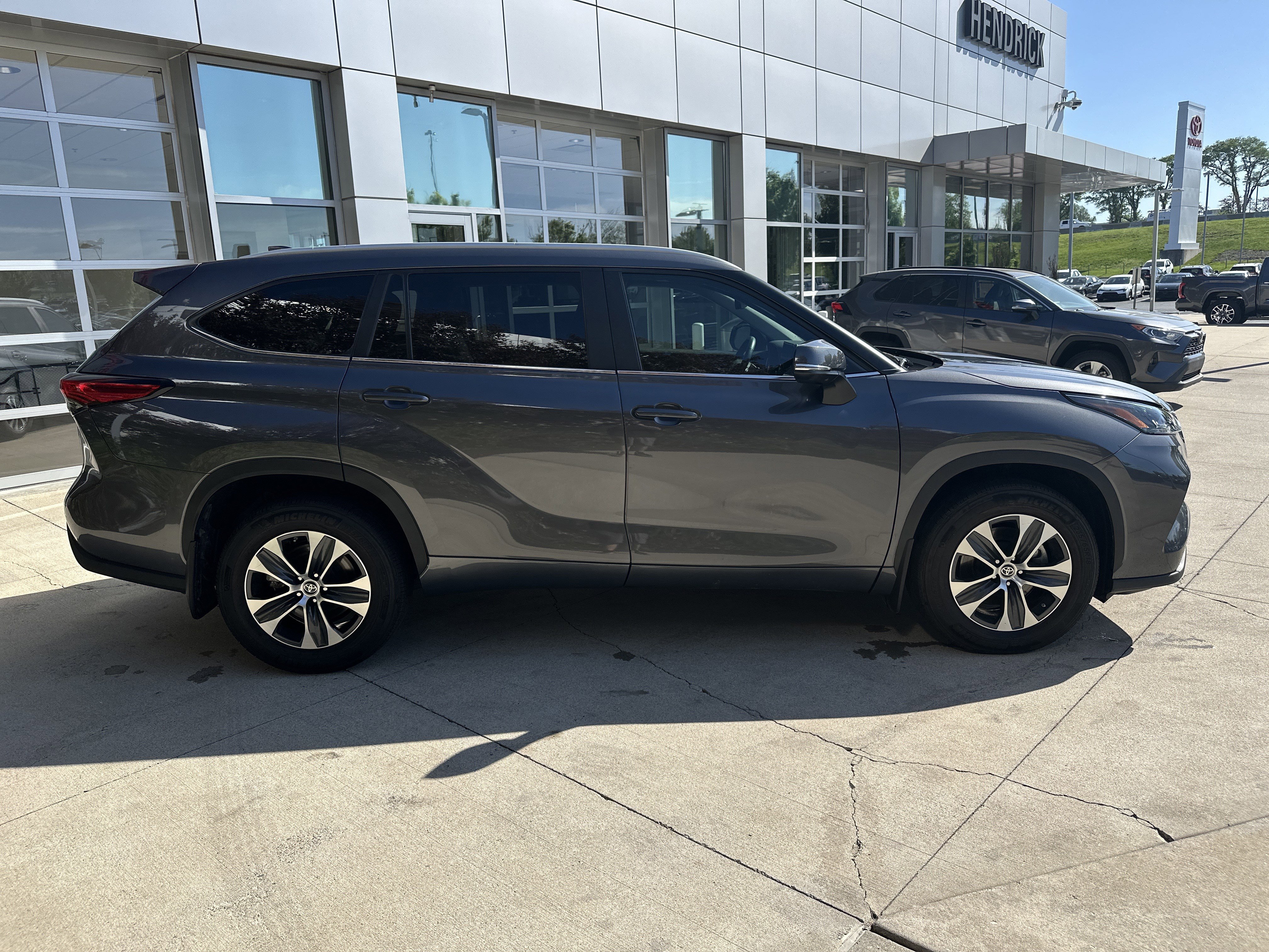 Used 2023 Toyota Highlander XLE AWD/4WD image 10
