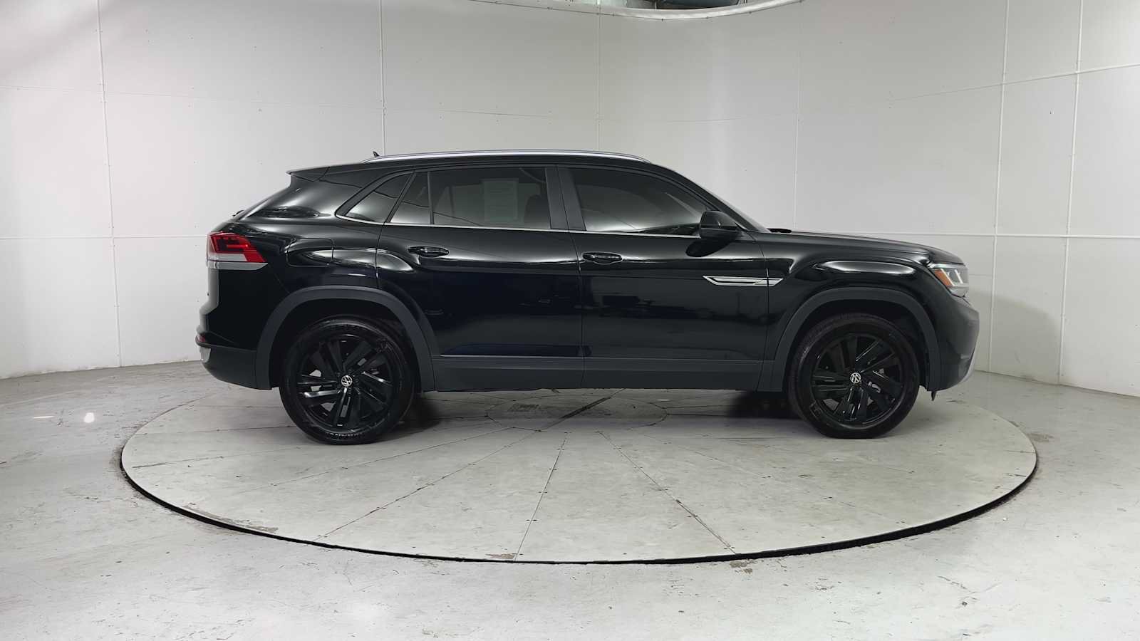 Used 2022 Volkswagen Atlas Cross Sport SE w/ Black Wheel Package AWD/4WD image 9