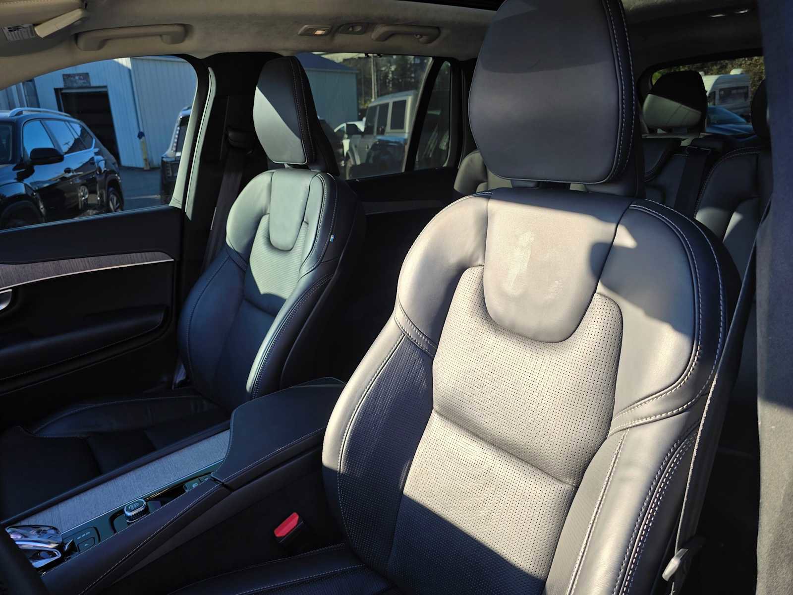 Certified 2024 Volvo XC90 T8 Ultimate w/ Lounge Package image 23