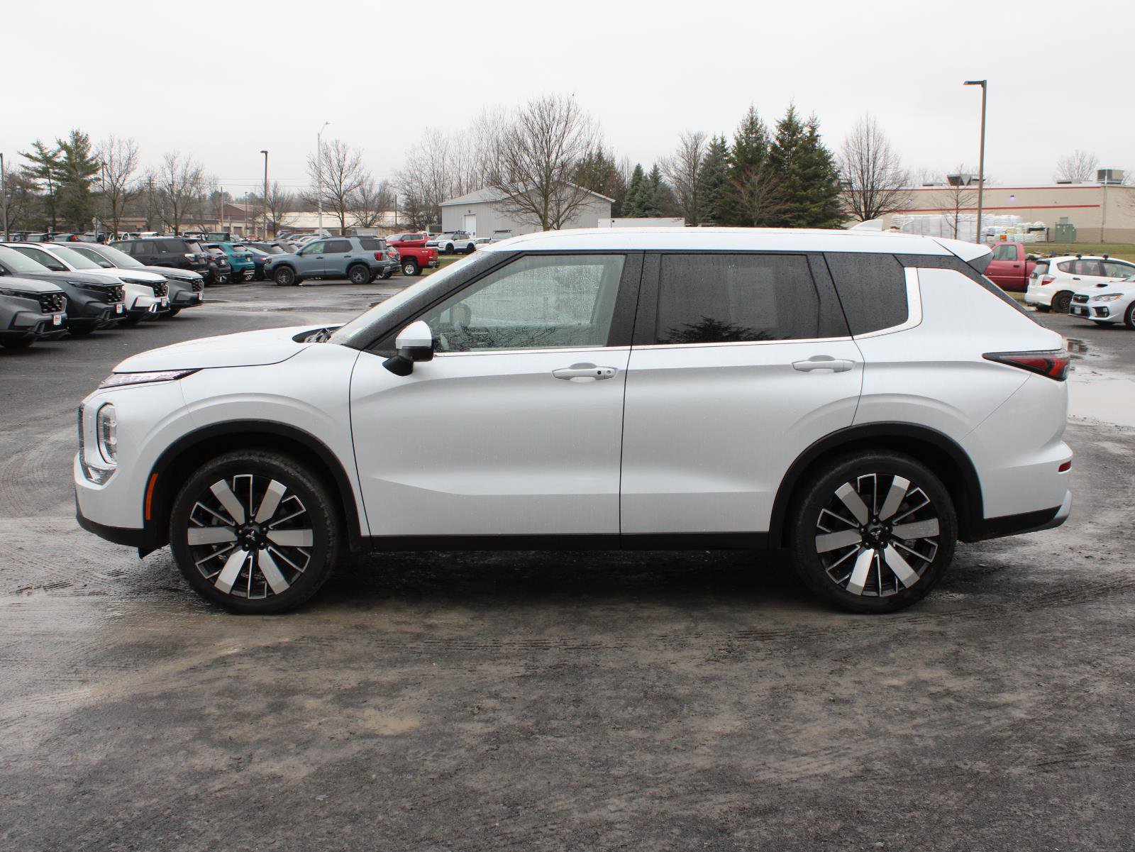 Used 2025 Mitsubishi Outlander SE AWD/4WD image 4