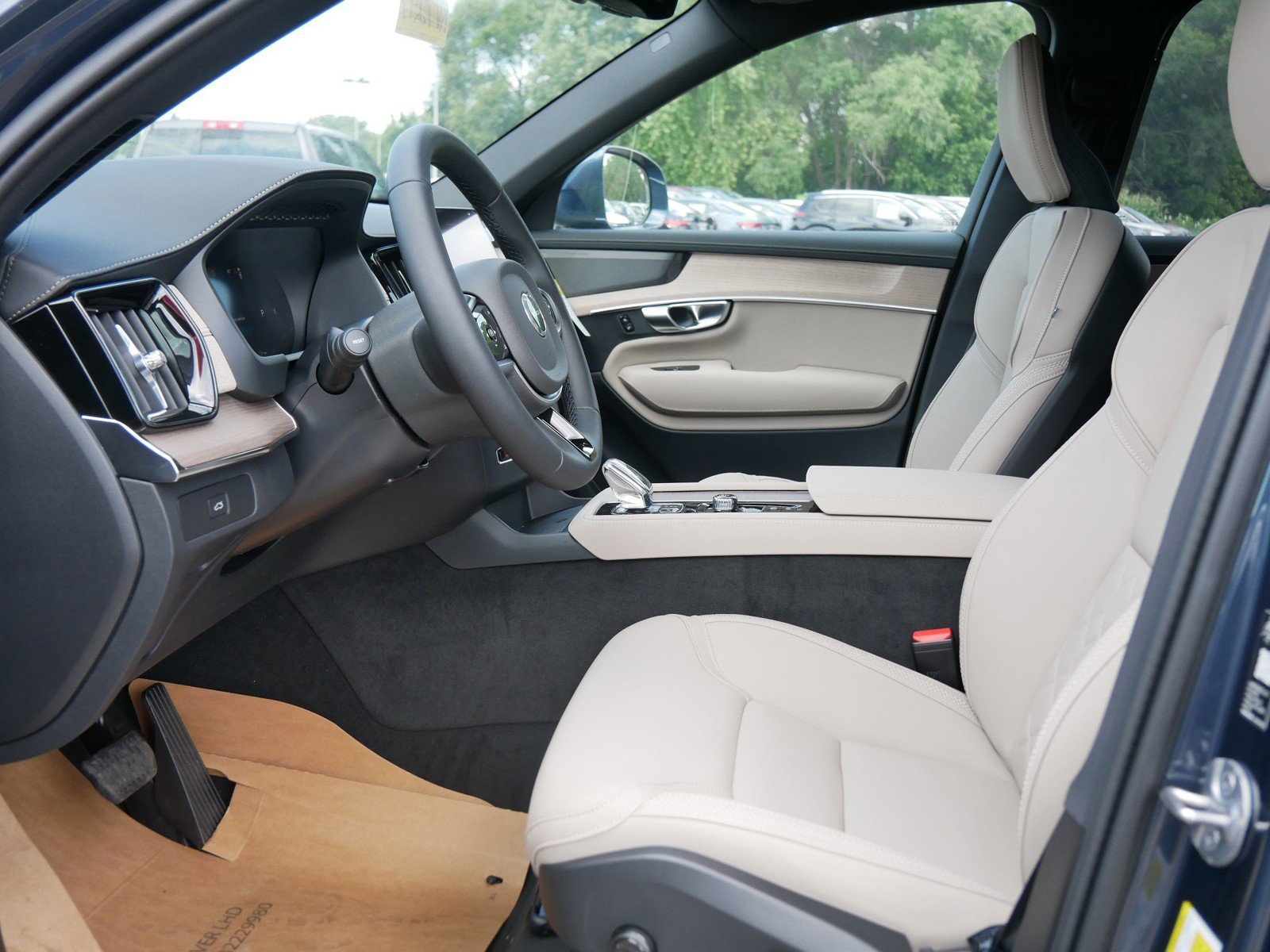 New 2026 Volvo XC90 B6 Plus w/ Protection Package Premier image 5