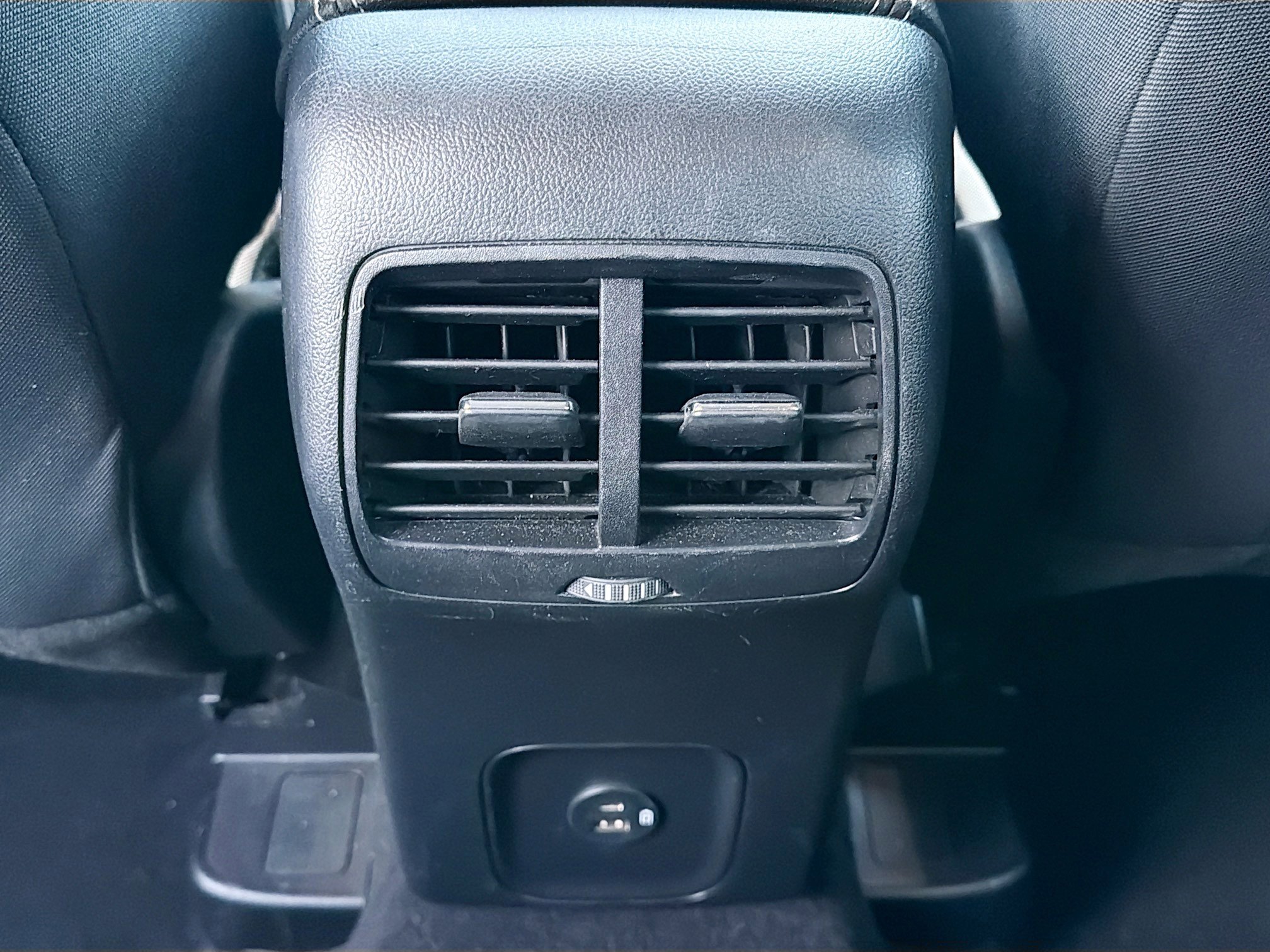 Used 2020 Ford Escape SE image 18