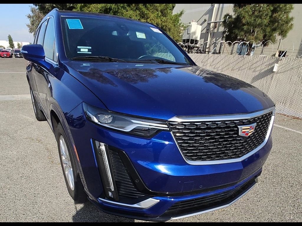 Used 2023 Cadillac XT6 Luxury FWD image 2
