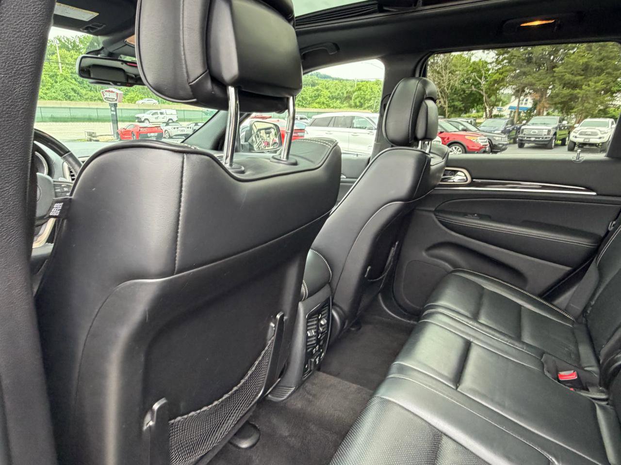 Used 2015 Jeep Grand Cherokee Overland AWD/4WD image 32