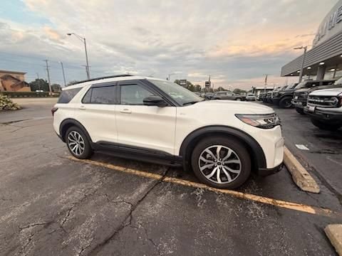 Used 2025 Ford Explorer ST-Line w/ Premium Package RWD image 4