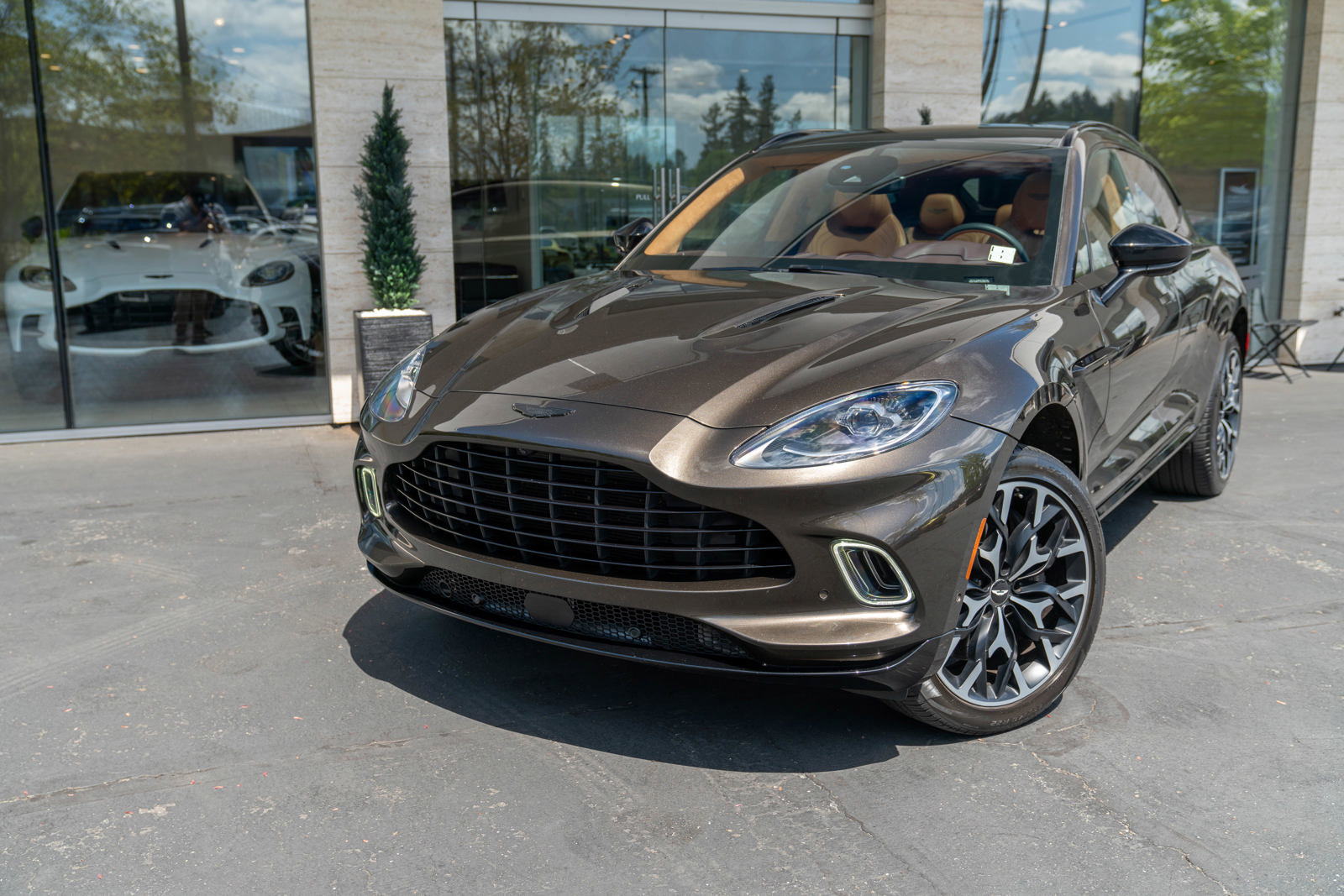 Used 2021 Aston Martin DBX image 46