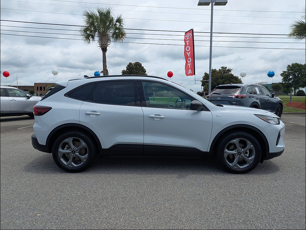 Used 2025 Ford Escape ST-Line FWD image 2
