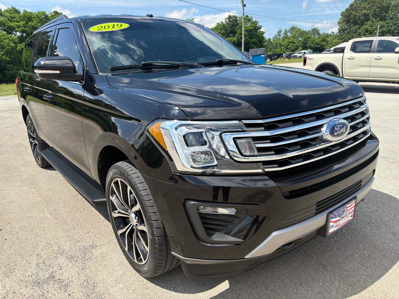 Used 2019 Ford Expedition XLT w/ Equipment Group 201A AWD/4WD image 1