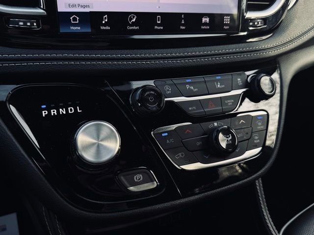 Used 2025 Chrysler Pacifica Limited image 37